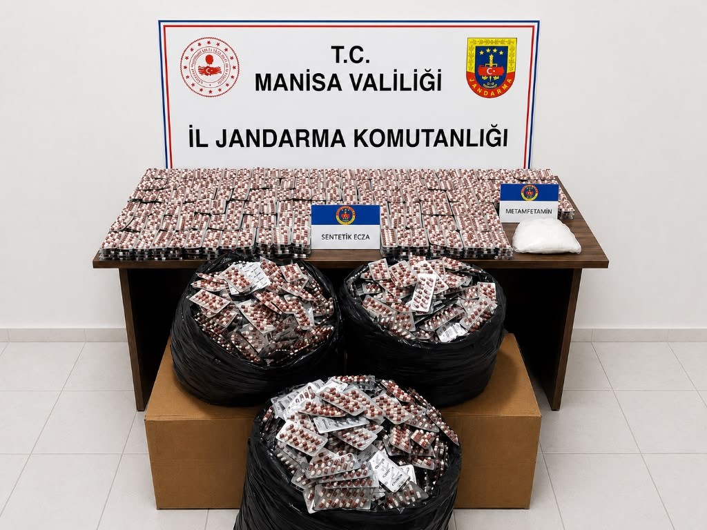 Otoyoldaki operasyonda bir araçta 59 bin adet hap ve 2 kiloya yakın uyuşturucu ele geçirildi