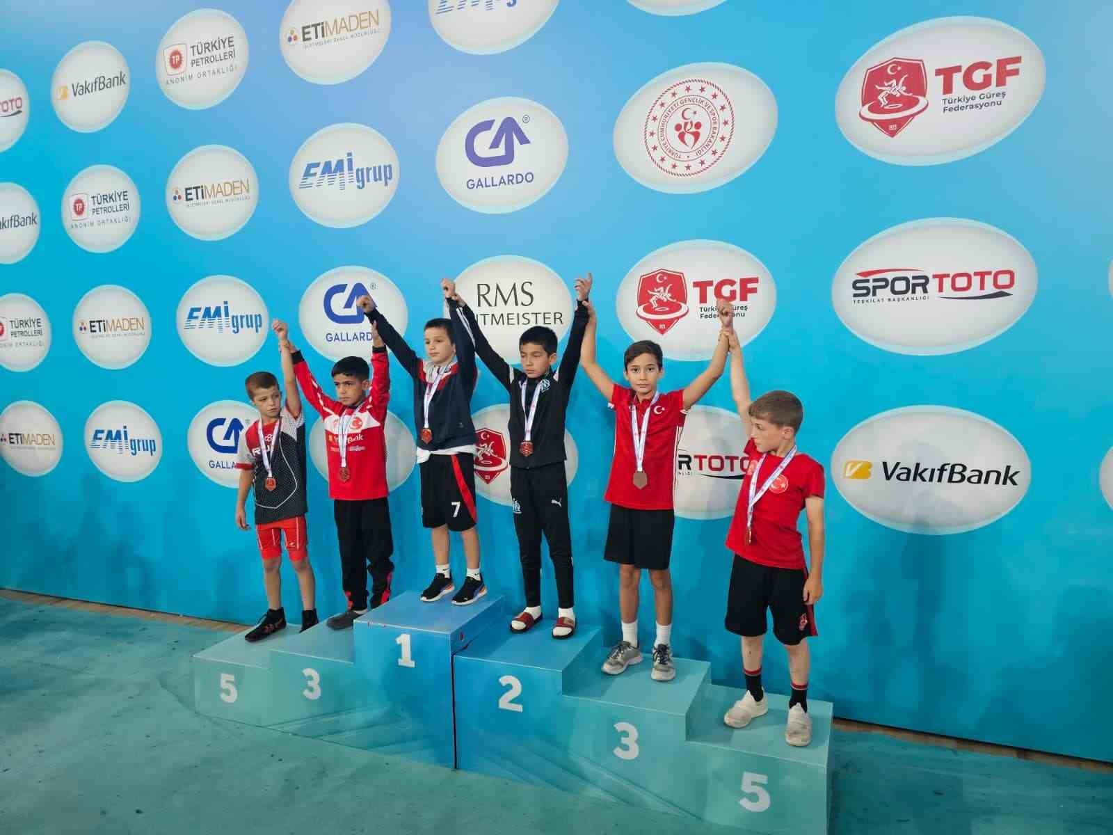 Aydınlı minik güreşçiler Türkiye Şampiyonası’ndan madalyayla döndü