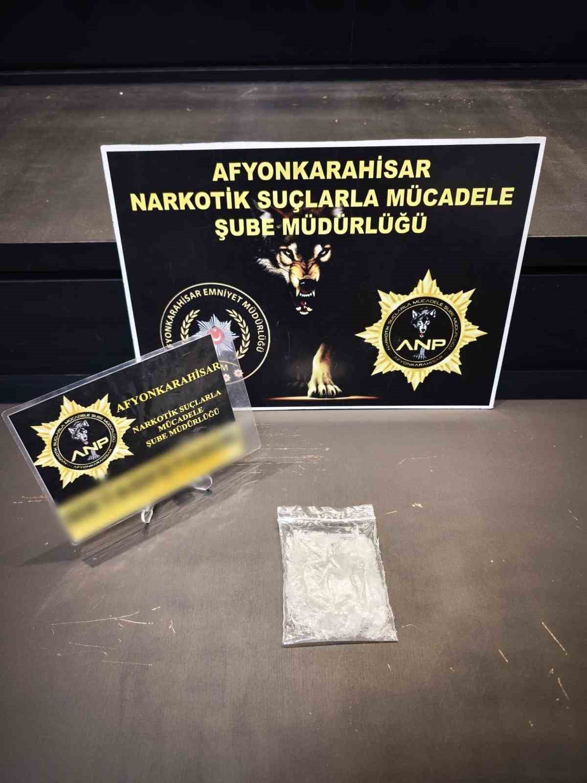 Kullandıkları araçta uyuşturucu ile yakalanan 2 kişi tutuklandı