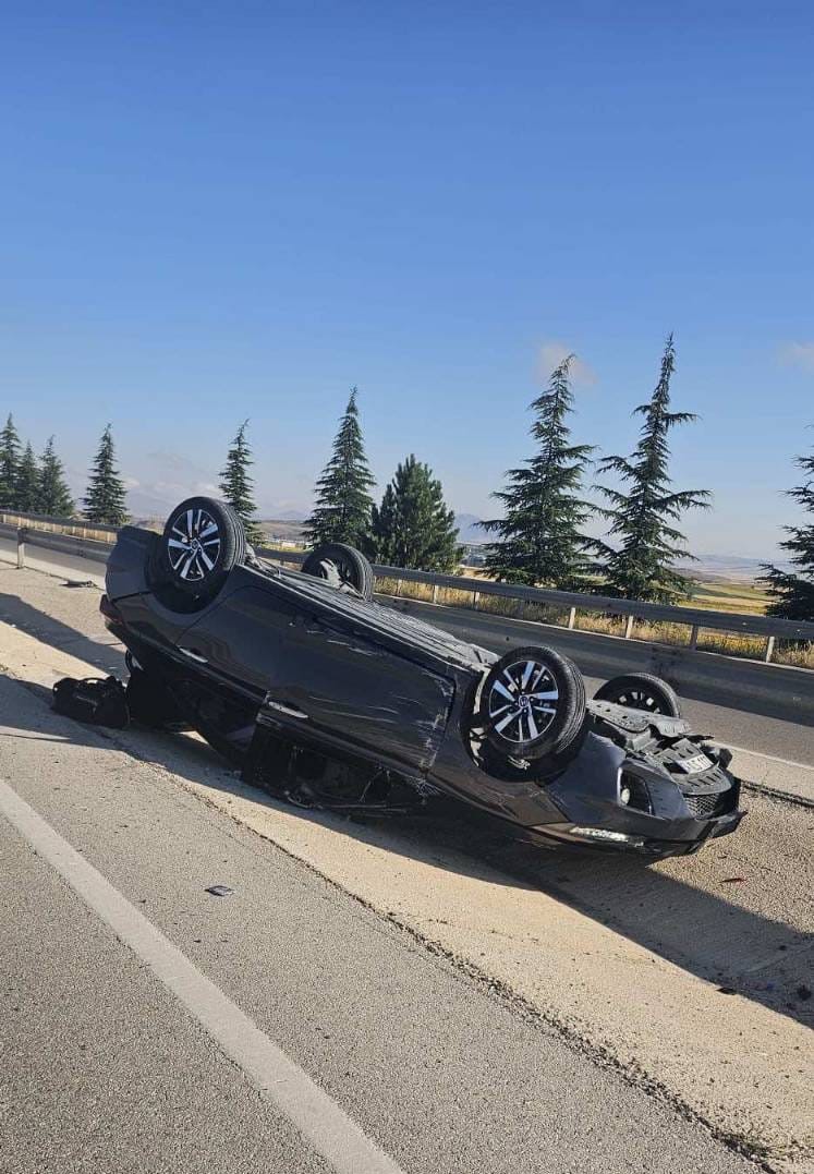 Refüje devrilen otomobilde beşi çocuk 8 kişi yaralandı