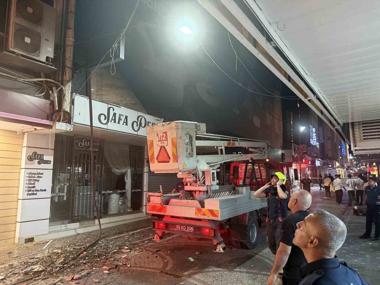 Kedi kurtarmaya gelen itfaiye erleri AVM’de çıkan yangını büyümeden söndürdü