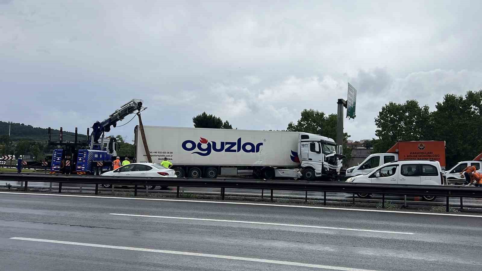 Pendik TEM otoyolunda tır bariyerlere çarptı