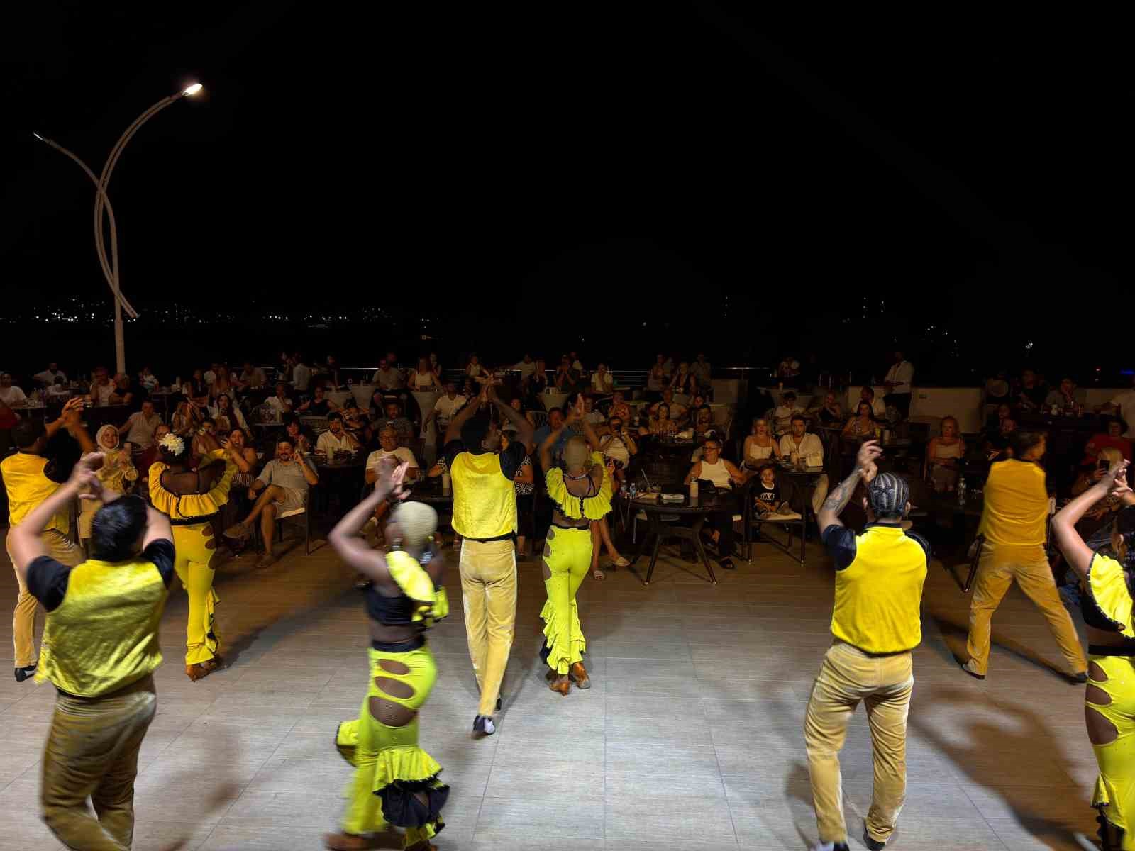 Bardakçı Koyu’nda tatil konser ve dans şovlarıyla renklendi