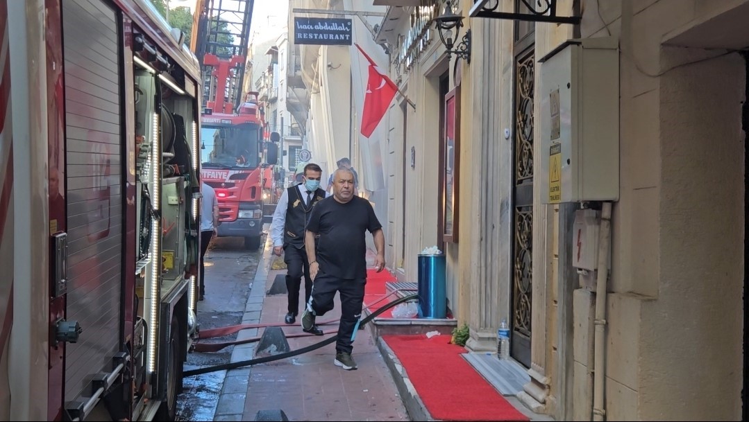 Beyoğlu İstiklal Caddesi’nde restoranda çıkan yangın söndürüldü