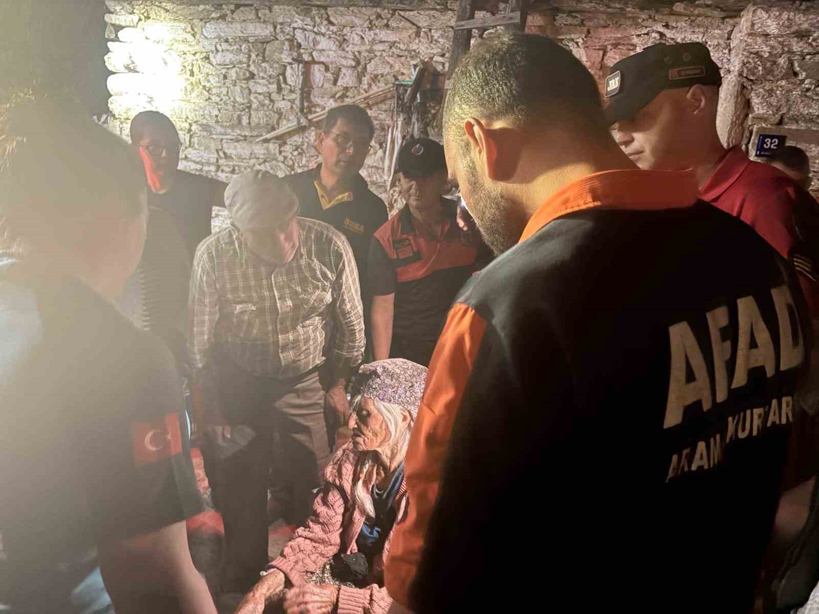 Alzheimer hastası yaşlı kadın ekiplerin çalışmasıyla sağ bulundu