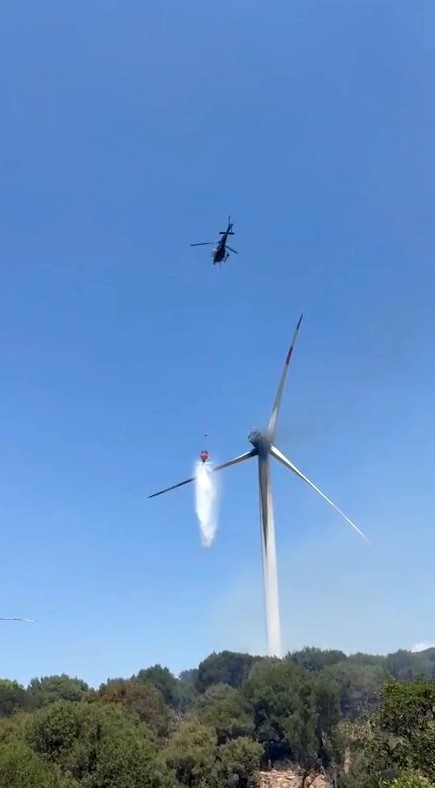İzmir’de rüzgar türbinindeki yangına helikopterle müdahale