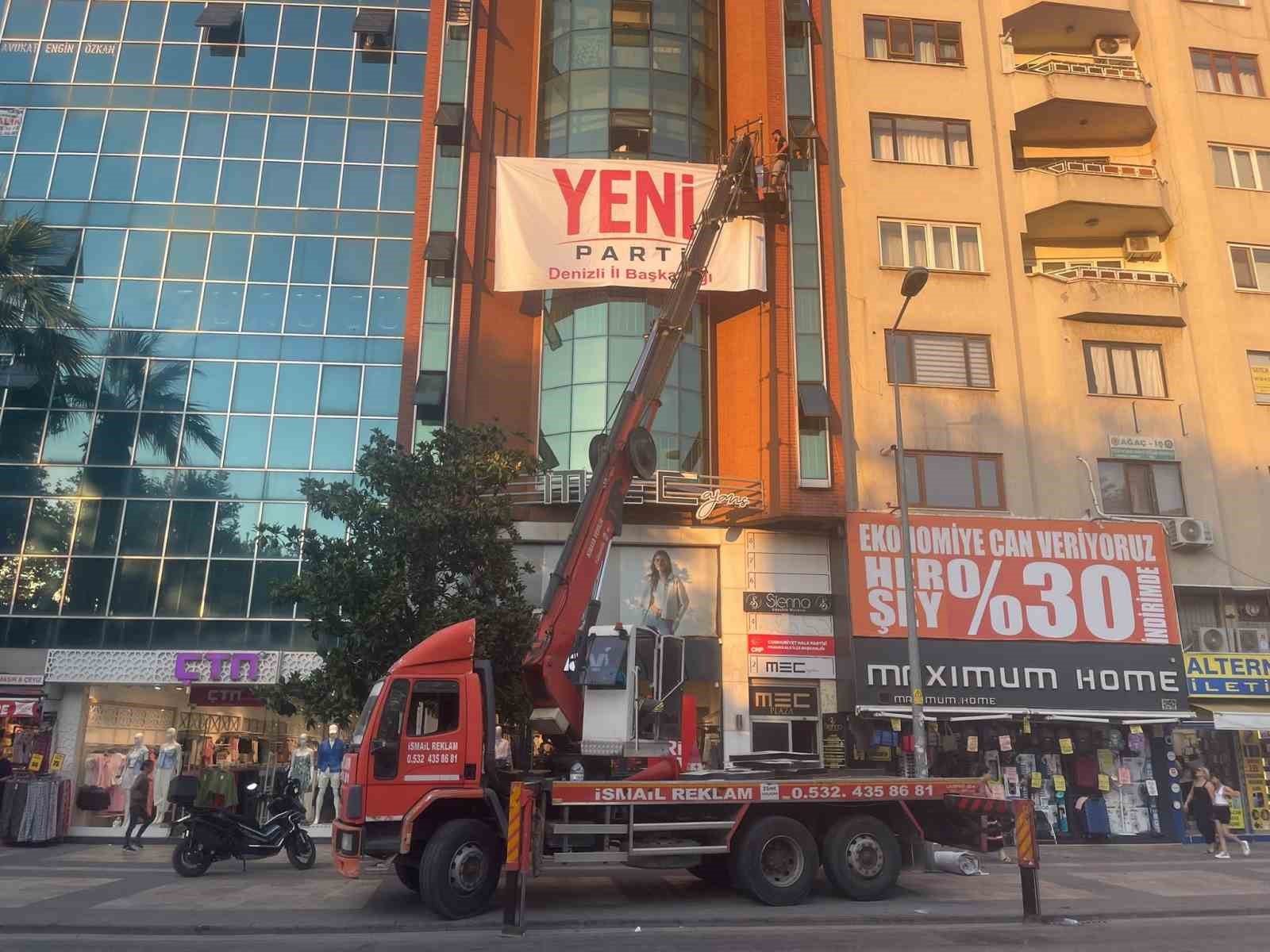 Denizli’ye Yeni Parti tabelası asıldı