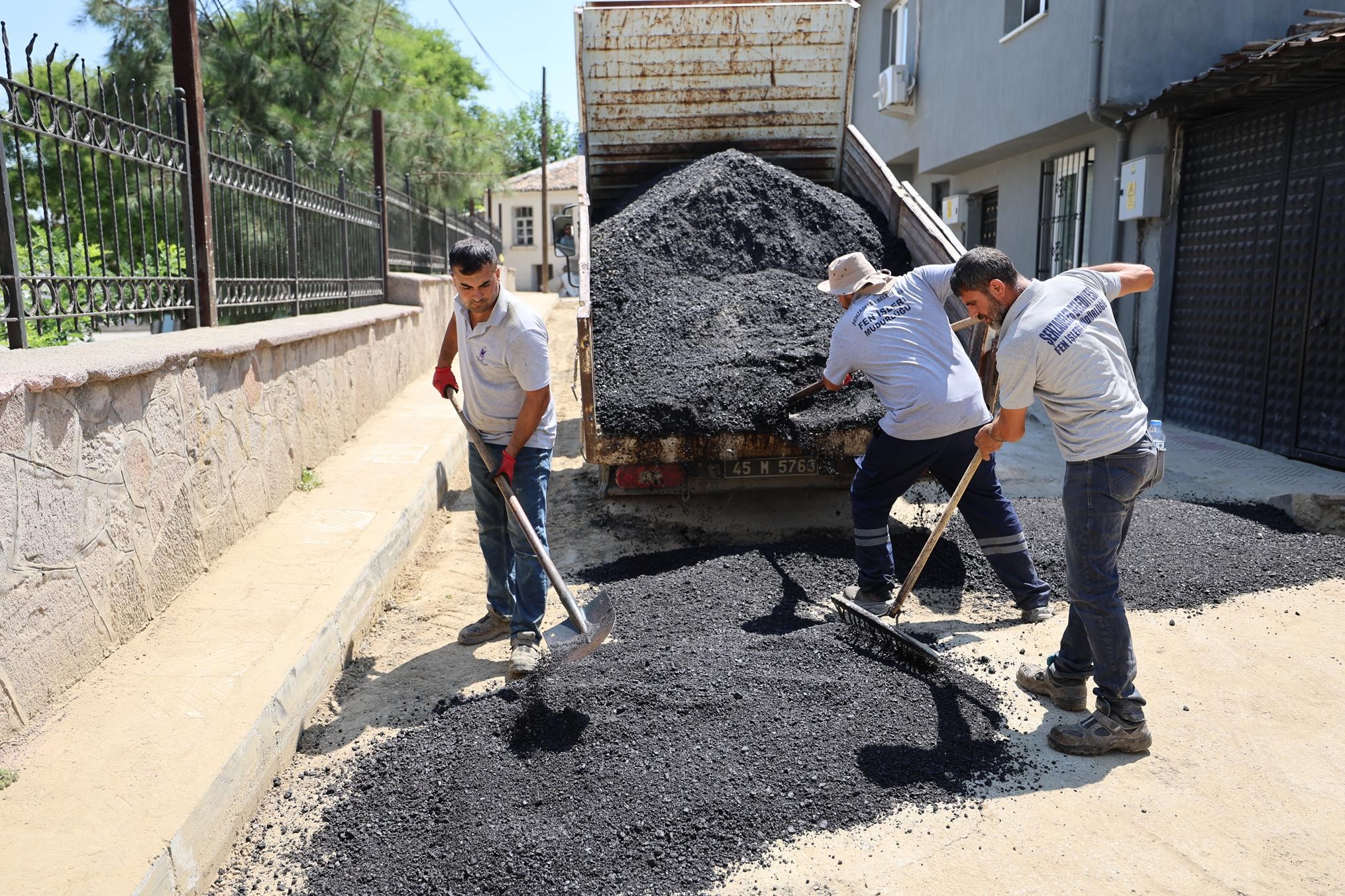 Şehzadeler’de altyapısı tamamlanan sokaklar asfaltlanıyor