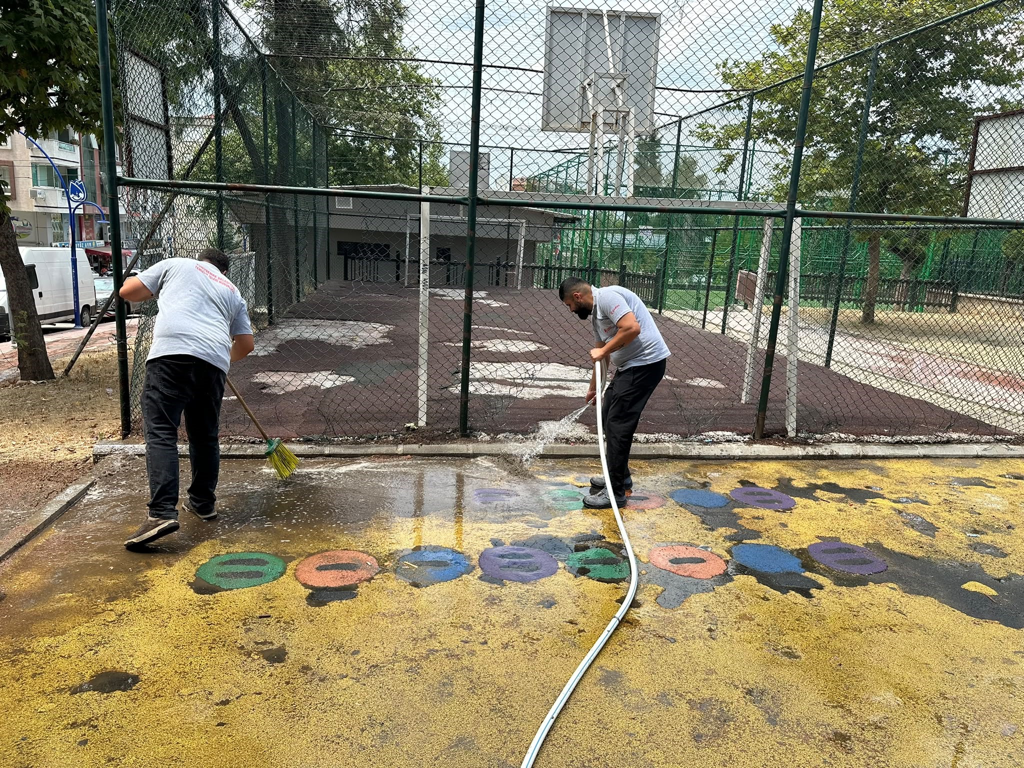 Yunusemre’de çocuk parkları pırıl pırıl oluyor
