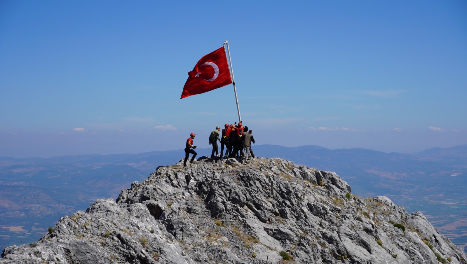 Spil’in zirvesindeki 15 Temmuz töreninde gaziler Türk bayrağını göndere çekti