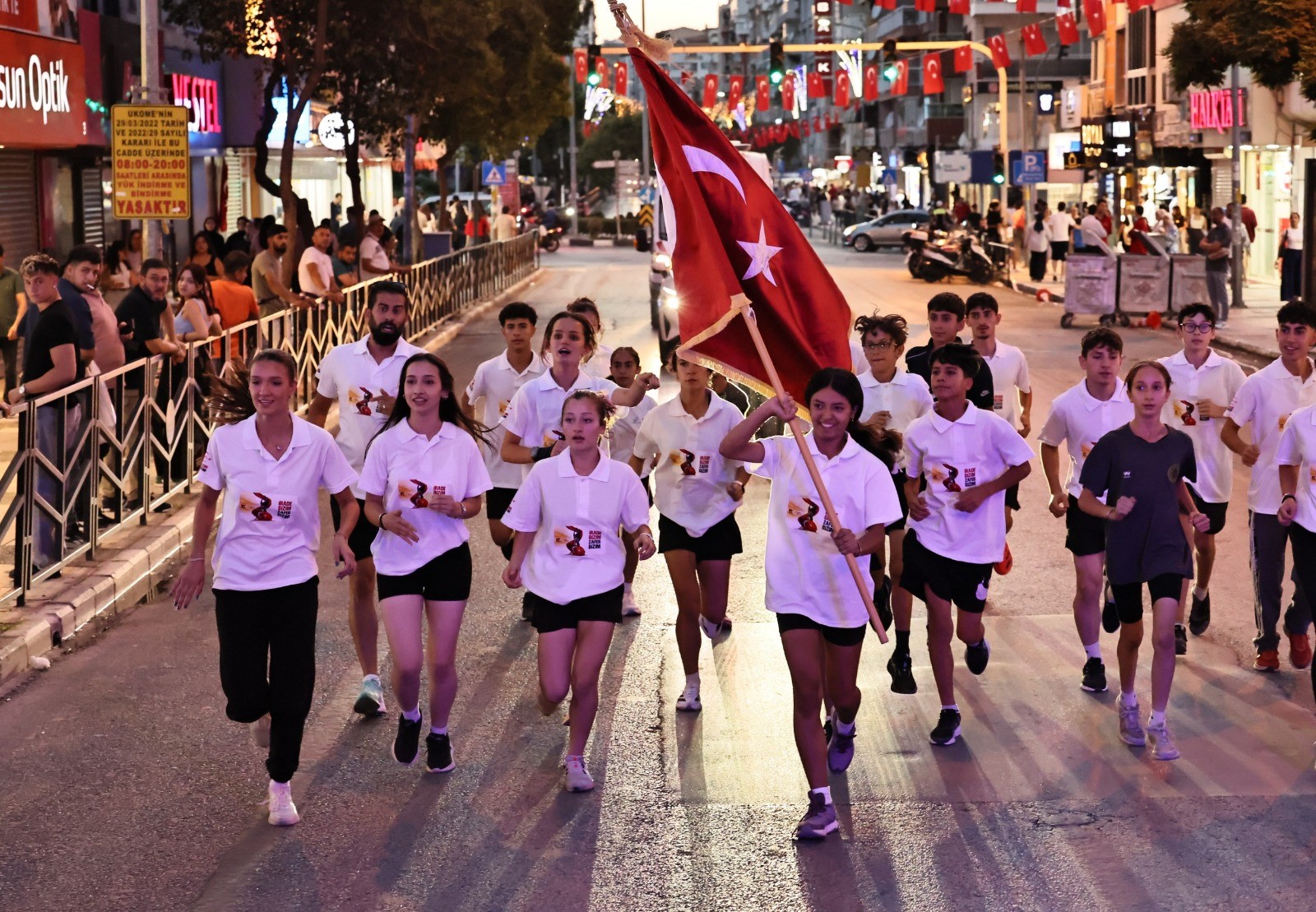 Ay yıldızlı sancak Manisa sokaklarında elden ele taşındı