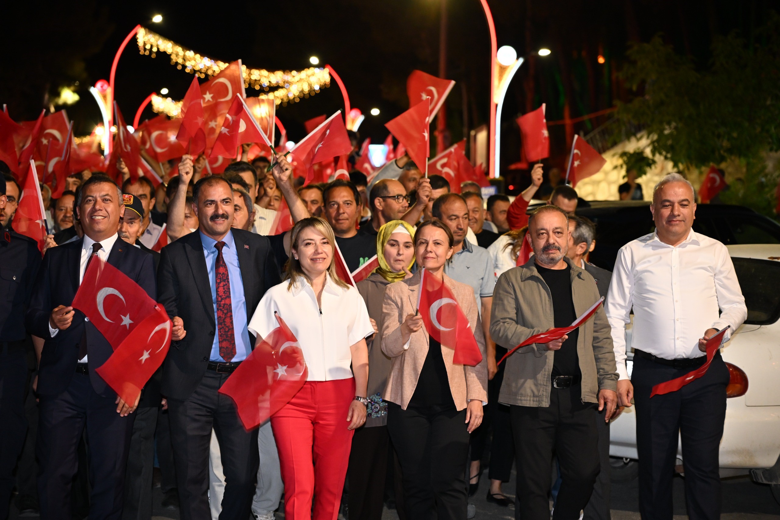 Demirci’de demokrasi nöbetinde kahramanlık türküleri yankılandı