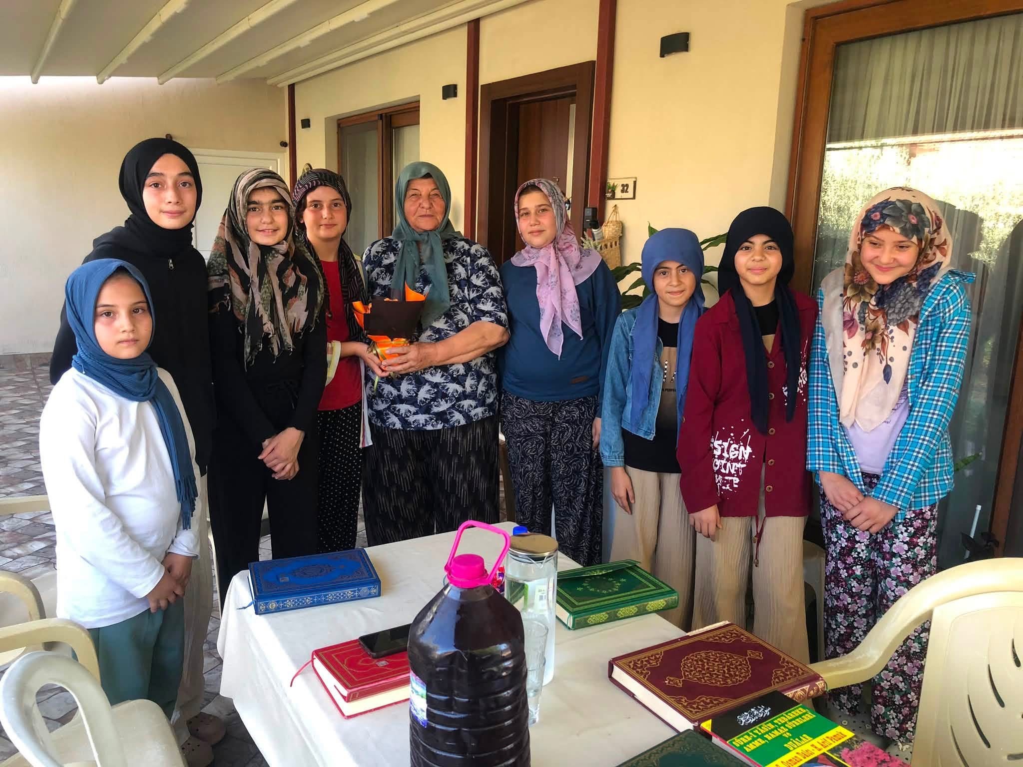 Kur’an kursu öğrencilerden gazi eşine dua ziyareti