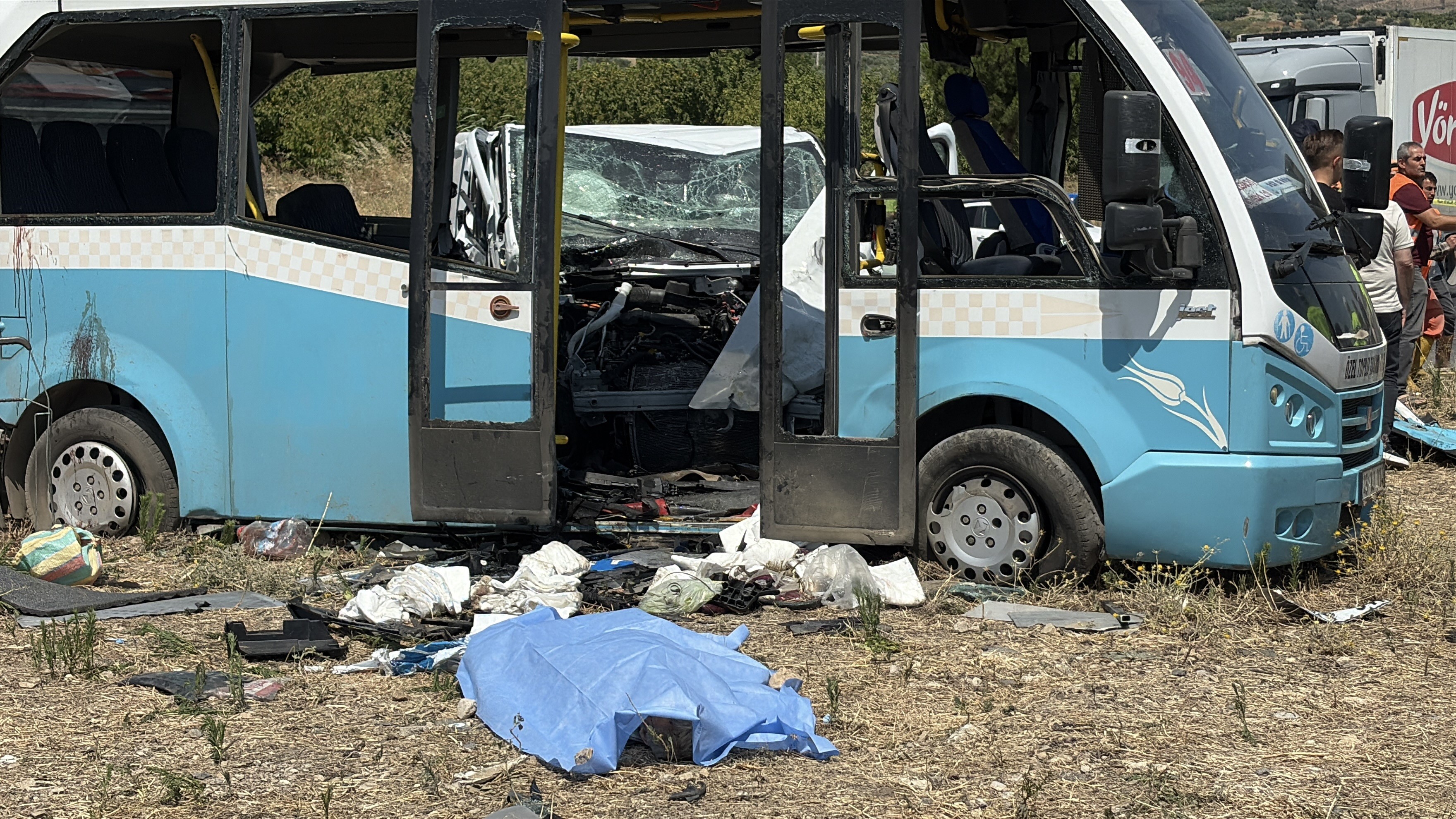 Kamyonet özel halk otobüsüne çaptı