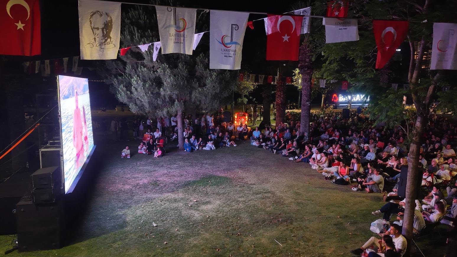 BAYRAKLI'DA AÇIK HAVA SİNEMA GÜNLERİ DEVAM EDİYOR