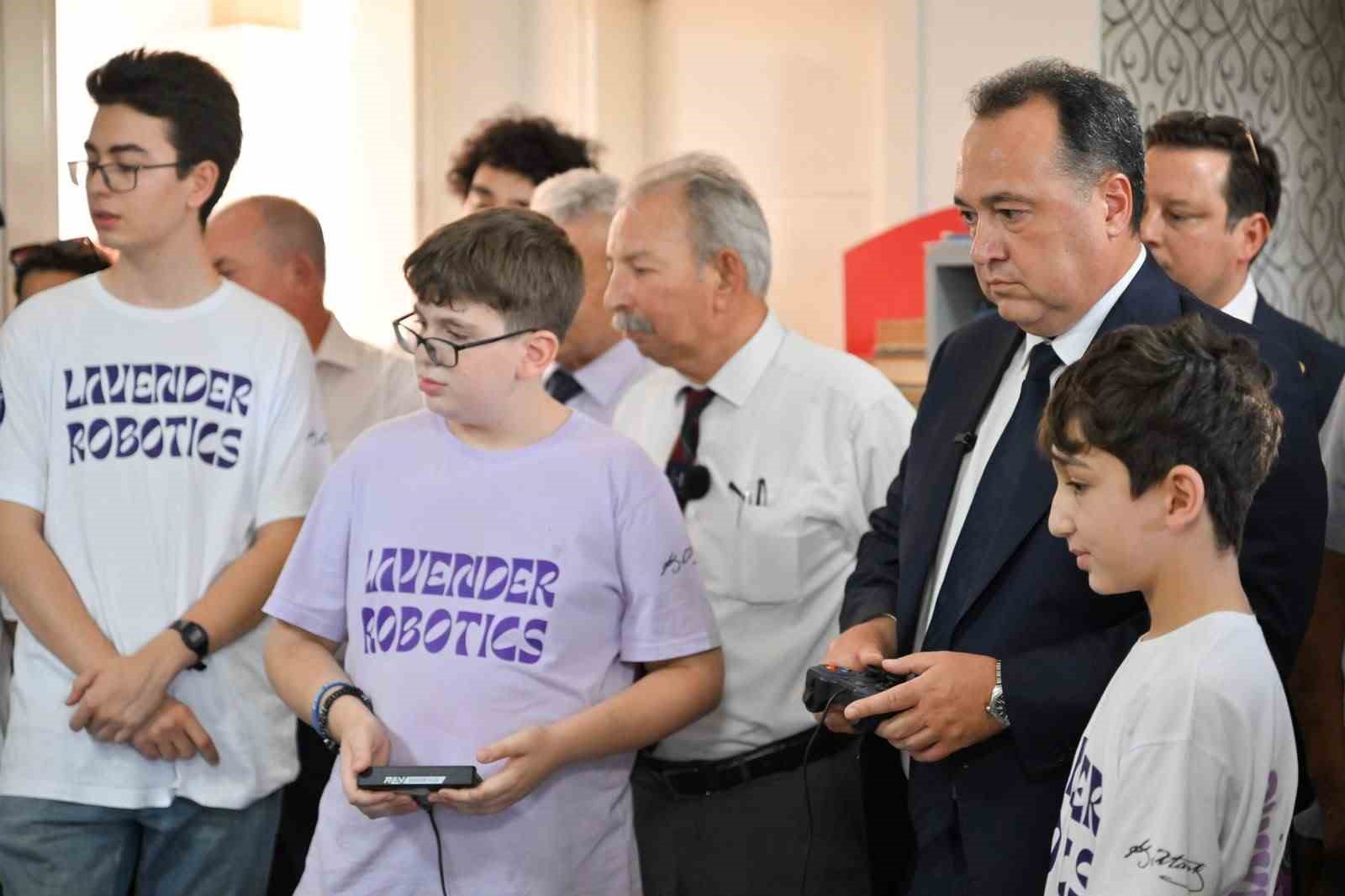 Başkan Dutlulu robotik takımını ziyaret etti