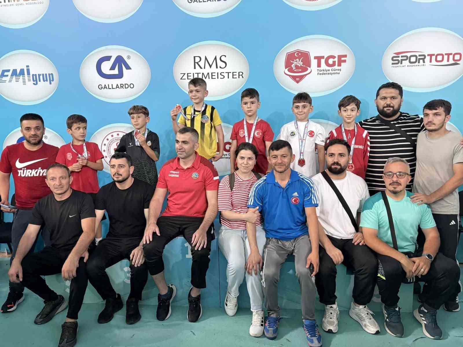 Minik pehlivan Ertuğrul Alp Tekin’den Türkiye Şampiyonası’nda çifte madalya