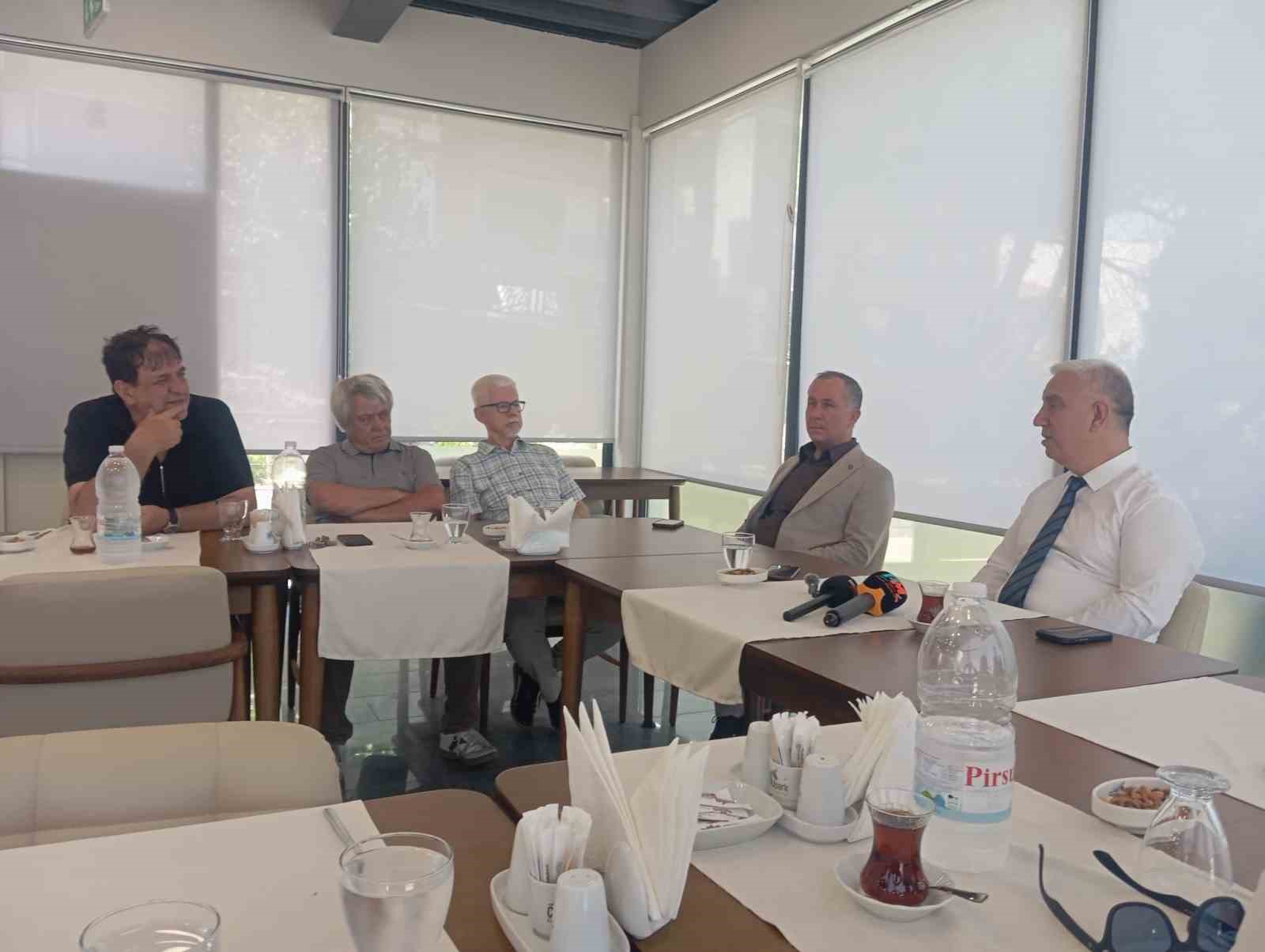Bergama Belediye Başkanı, 19 meclis üyesi ile Yeni Parti’ye geçti