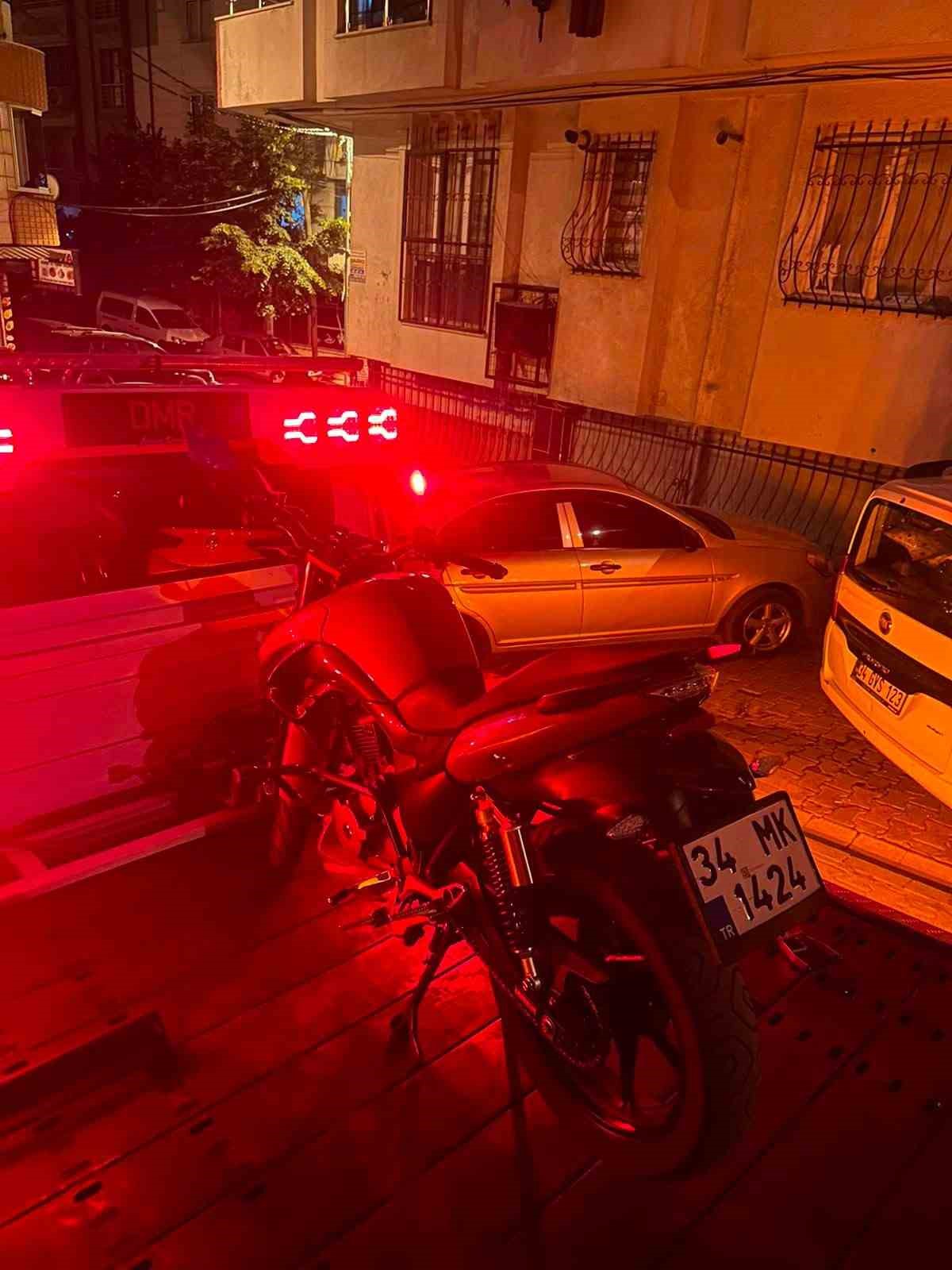 Başakşehir’de 150 bin liralık motosikletle akrobatik hareketleri pahalıya patladı: Ehliyetsiz sürücüye motorun 2 katı değerinde ceza yazıldı