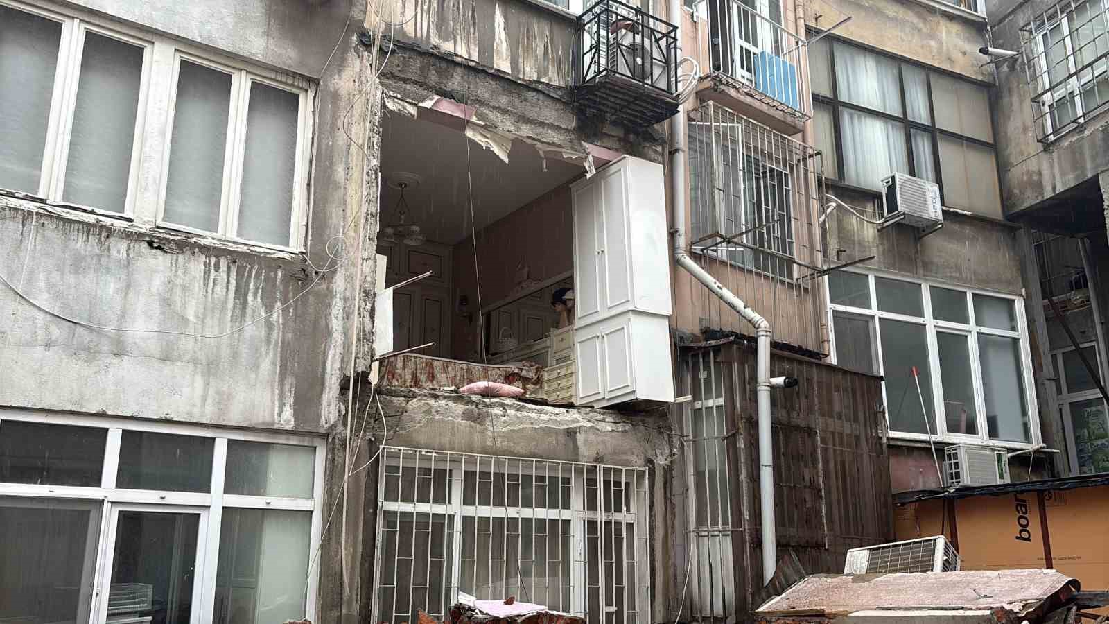 Nişantaşı’nda binanın duvarı çöktü: Mahalleli deprem oldu zannetti
