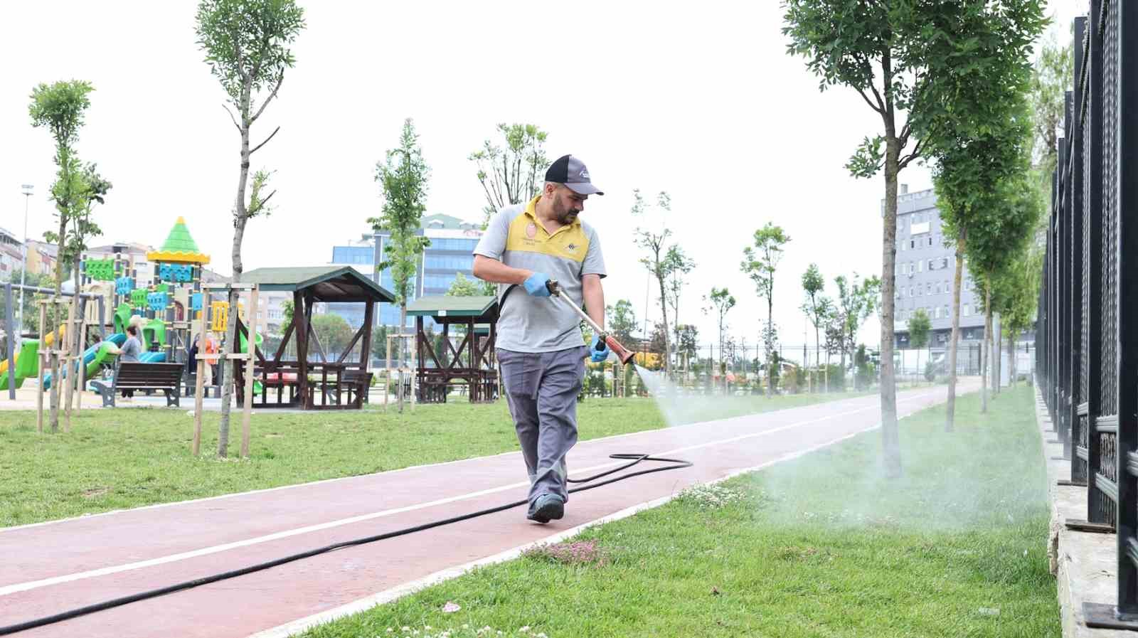 Sultangazi’de yeşil alanları ilaçlama çalışmaları sürüyor