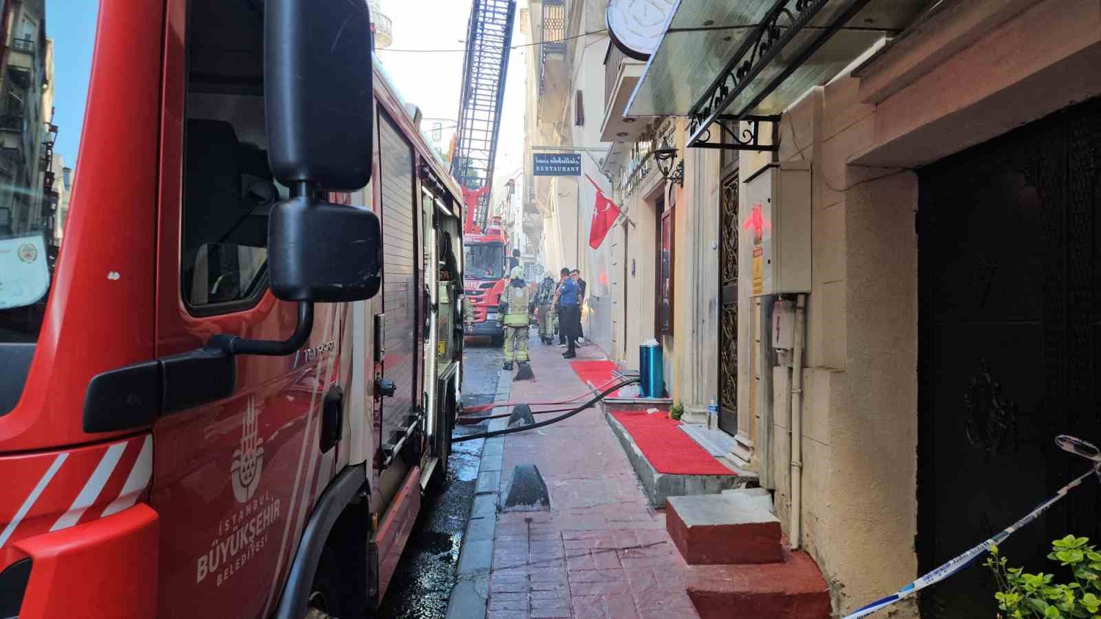 Beyoğlu İstiklal Caddesi’nde iş yerinde korkutan yangın