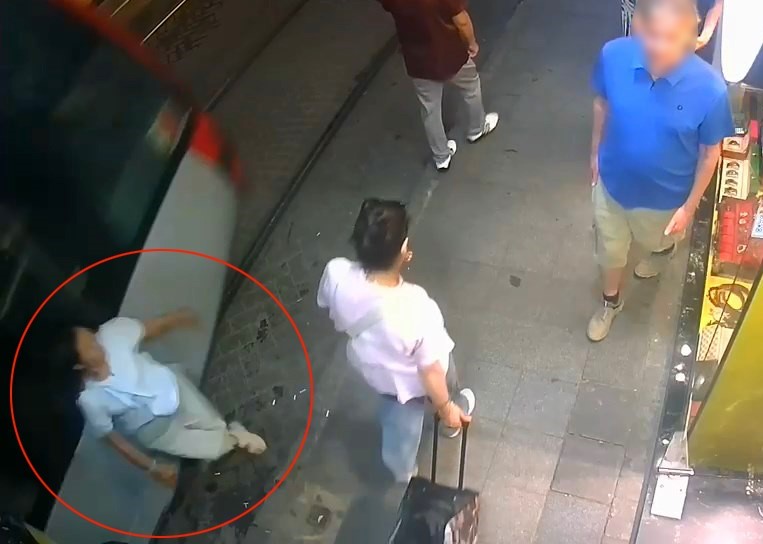 Sirkeci’de tramvay kadına çarptı