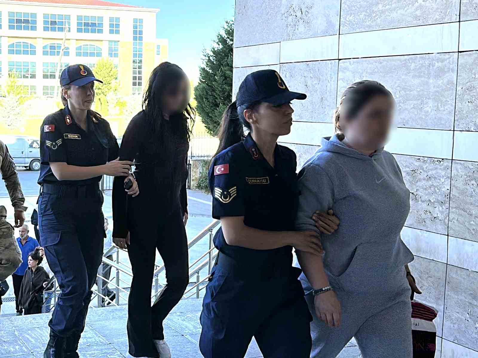 Uşak’ta belediye şirketlerinde sigortalı gösterilip Yalım’ın işletmelerinde çalıştıkları tespit edilen 15 şüpheli adliyeye sevk edildi