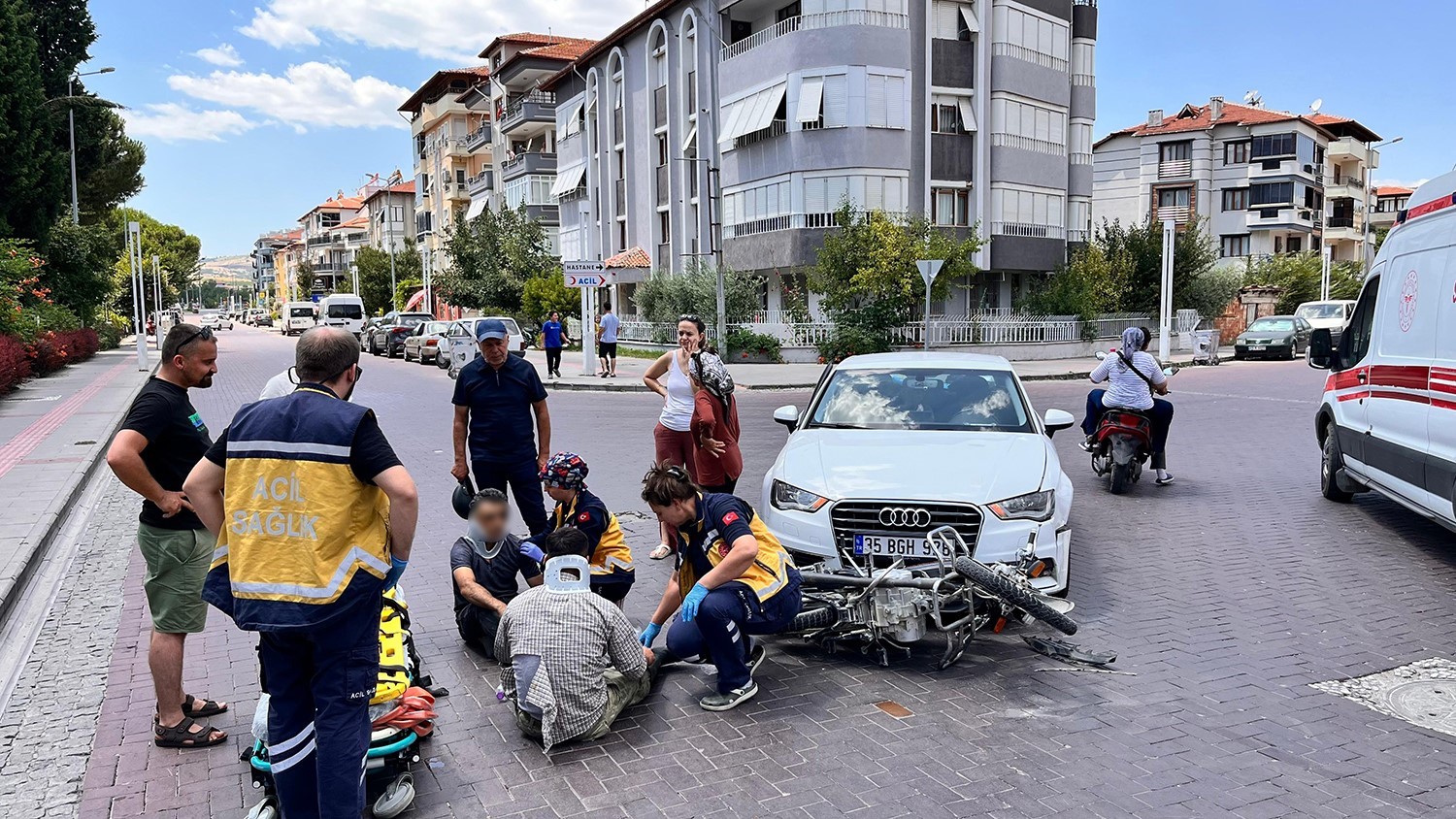 Kula’da otomobil ile motosiklet çarpıştı: 2 yaralı