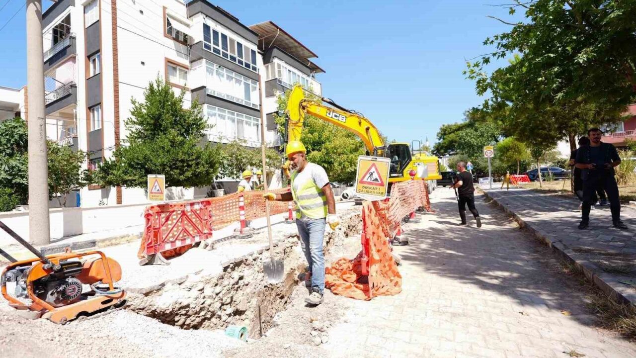 MANİSA BÜYÜKŞEHİR BELEDİYE BAŞKANI BESİM DUTLULU, SOMA’DA 20 MİLYON TL YATIRIM BEDELİYLE SÜRDÜRÜLEN ALTYAPI ÇALIŞMALARINI YERİNDE İNCELEDİ. İNÖNÜ VE İSTASYON MAHALLELERİNDE YÜRÜTÜLEN ÇALIŞMALAR KAPSAMINDA TOPLAM 2 BİN 800 METRELİK YAĞMURSUYU HATTI DÖŞENİRKEN, İNÖNÜ MAHALLESİ’NDEKİ 1.300 METRELİK HATTIN 1.150 METRESİ TAMAMLANDI.