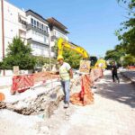 MANİSA BÜYÜKŞEHİR BELEDİYE BAŞKANI BESİM DUTLULU, SOMA’DA 20 MİLYON TL YATIRIM BEDELİYLE SÜRDÜRÜLEN ALTYAPI ÇALIŞMALARINI YERİNDE İNCELEDİ. İNÖNÜ VE İSTASYON MAHALLELERİNDE YÜRÜTÜLEN ÇALIŞMALAR KAPSAMINDA TOPLAM 2 BİN 800 METRELİK YAĞMURSUYU HATTI DÖŞENİRKEN, İNÖNÜ MAHALLESİ’NDEKİ 1.300 METRELİK HATTIN 1.150 METRESİ TAMAMLANDI.