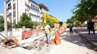 MANİSA BÜYÜKŞEHİR BELEDİYE BAŞKANI BESİM DUTLULU, SOMA’DA 20 MİLYON TL YATIRIM BEDELİYLE SÜRDÜRÜLEN ALTYAPI ÇALIŞMALARINI YERİNDE İNCELEDİ. İNÖNÜ VE İSTASYON MAHALLELERİNDE YÜRÜTÜLEN ÇALIŞMALAR KAPSAMINDA TOPLAM 2 BİN 800 METRELİK YAĞMURSUYU HATTI DÖŞENİRKEN, İNÖNÜ MAHALLESİ’NDEKİ 1.300 METRELİK HATTIN 1.150 METRESİ TAMAMLANDI.
