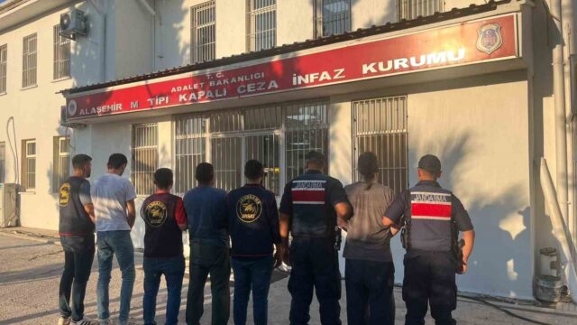 ŞÜPHELİLERE YÖNELİK DÜZENLENEN OPERASYONDA YÜZLERCE UYUŞTURUCU HAP İLE KİLOGRAMLARCA UYUŞTURUCU MADDE ELE GEÇİRİLİRKEN, GÖZALTINA ALINAN 5 ŞÜPHELİDEN 4’Ü TUTUKLANDI.