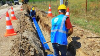 DENİZLİ BÜYÜKŞEHİR BELEDİYESİ DESKİ GENEL MÜDÜRLÜĞÜ, ACIPAYAM’IN KARAİSMAİLLER MAHALLESİ’NDE YAŞANAN SU SIKINTILARINA ÇÖZÜM GETİRMEK AMACIYLA 32,7 MİLYON TL YATIRIMLA 11 BİN 844 METRELİK YENİ İÇME SUYU İLETİM HATTI DÖŞÜYOR. PROJE TAMAMLANDIĞINDA MAHALLEYE DAHA SAĞLIKLI VE SÜRDÜRÜLEBİLİR İÇME SUYU ULAŞTIRILACAK.