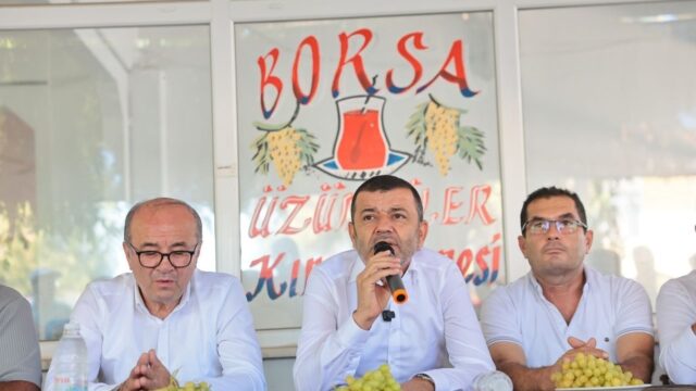 DENİZLİ BÜYÜKŞEHİR BELEDİYE BAŞKANI BÜLENT NURİ ÇAVUŞOĞLU, TARIMSAL ÜRETİMİN ÖNEMLİ MERKEZLERİNDEN BİRİ OLAN YENİCEKENT MAHALLESİ'NDE BULDAN ÜZÜM ÜRETİCİLERİ İLE BULUŞARAK SEKTÖRÜN YAŞADIĞI ZORLUKLARI VE ÇÖZÜM ÖNERİLERİNİ DEĞERLENDİRDİ.