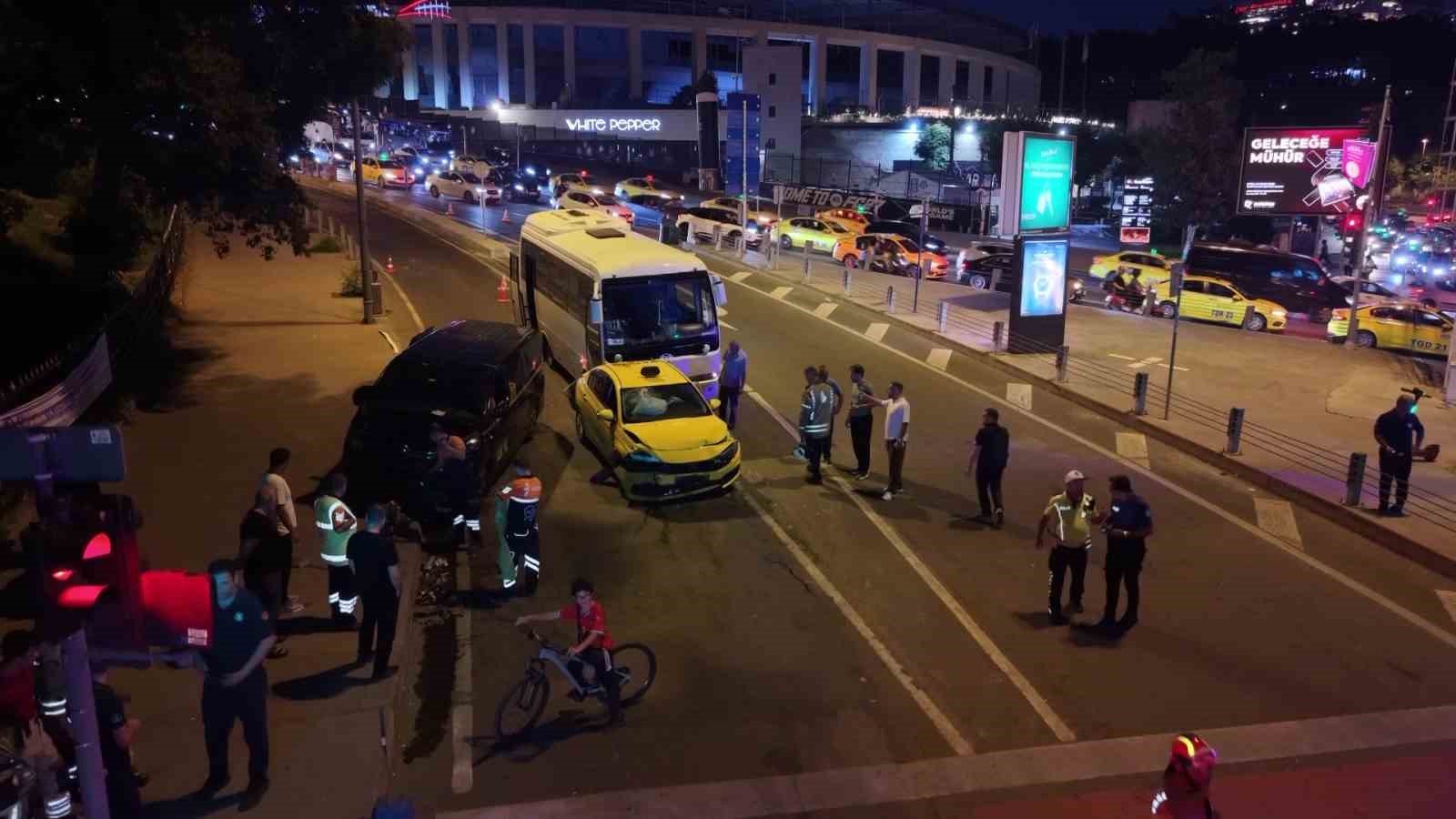 Beyoğlu’nda 8 araçlı zincirleme kaza: 5 kişi yaralandı