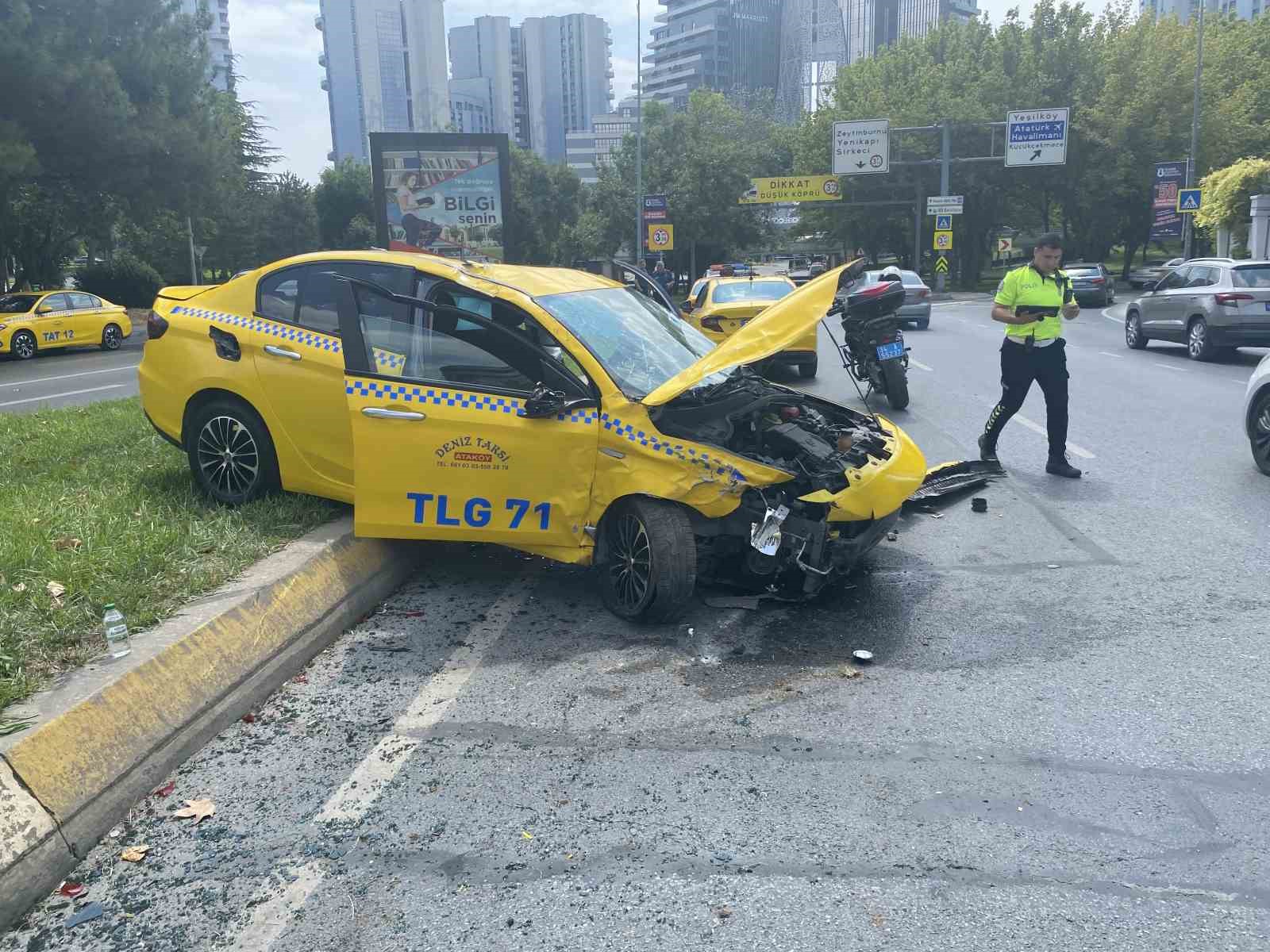 Bakırköy’de ticari taksi ve otomobil çarpıştı: 1 yaralı