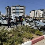 UŞAK’TA OTOMOBİL İLE CİPİN ÇARPIŞMASI SONUCU 3 KİŞİ YARALANARAK HASTANEYE KALDIRILDI.