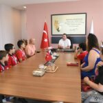 ANKARA’DA 23-25 TEMMUZ TARİHLERİ ARASINDA DÜZENLENEN GREKO-ROMEN GÜREŞ TÜRKİYE ŞAMPİYONASI’NDA MİNDERE ÇIKAN KUŞADALI GENÇ GÜREŞÇİLER, ELDE ETTİKLERİ BAŞARILI DERECELERLE HEM AYDIN’IN HEM DE KUŞADASI’NIN GURURU OLDU. TÜRKİYE’NİN DÖRT BİR YANINDAN BAŞARILI SPORCULARIN MÜCADELE ETTİĞİ ŞAMPİYONADA DERECEYE GİREN MİNİK SPORCULAR, KAZANDIKLARI MADALYALARIN MUTLULUĞUNU KUŞADASI BELEDİYE BAŞKAN VEKİLİ TAHSİN DEMİRTAŞ İLE PAYLAŞTI.