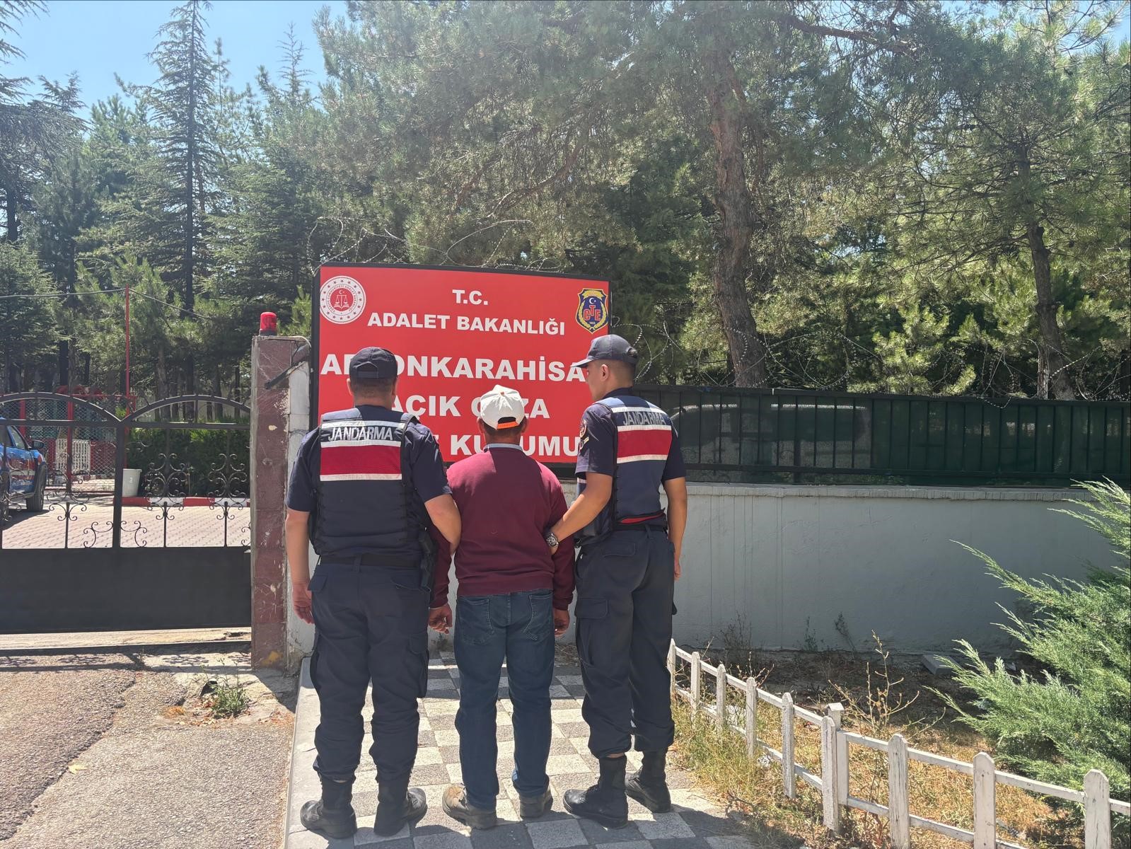 Jandarma aranan 27 kişiyi yakaladı