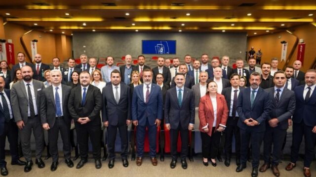 TÜRK HAVA YOLLARI (THY) YÖNETİM KURULU VE İCRA KOMİTESİ BAŞKANI PROF. DR. MURAT ŞEKER, TURKİSH GROUND SERVİCES (TGS) ÇALIŞANLARINI ZİYARET SIRASINDA, "TGS, BUGÜN 10 İSTASYONDA 200'ÜN ÜZERİNDE HAVA YOLU ŞİRKETİNE SUNDUĞU RAMP, HAREKÂT, KARGO VE YOLCU HİZMETLERİYLE TÜRK SİVİL HAVACILIĞININ EN ÖNEMLİ YAPI TAŞLARINDAN BİRİ KONUMUNDA" DEDİ.