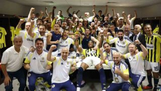 FENERBAHÇE BAŞKANI AZİZ YILDIRIM VE YÖNETİM KURULU ÜYELERİ, UEFA ŞAMPİYONLAR LİGİ PLAY-OFF TURUNDA FRANSA'NIN OLYMPİQUE LYON'U 2-1 MAĞLUP EDEREK LİG AŞAMASINA KALMA BAŞARISI GÖSTEREN TAKIMI VE TEKNİK HEYETİ TEBRİK ETTİ.