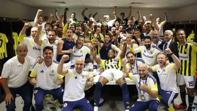 FENERBAHÇE BAŞKANI AZİZ YILDIRIM VE YÖNETİM KURULU ÜYELERİ, UEFA ŞAMPİYONLAR LİGİ PLAY-OFF TURUNDA FRANSA'NIN OLYMPİQUE LYON'U 2-1 MAĞLUP EDEREK LİG AŞAMASINA KALMA BAŞARISI GÖSTEREN TAKIMI VE TEKNİK HEYETİ TEBRİK ETTİ.