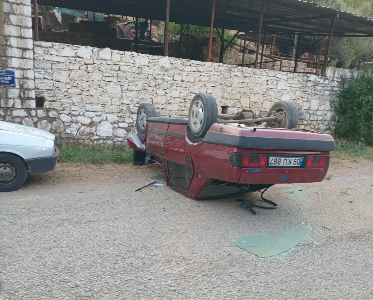 Kontrolden çıkan otomobil ters döndü