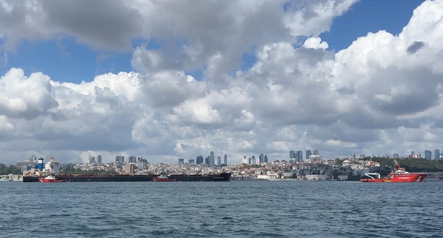 İstanbul Boğazı Liberya bayraklı kuru yük gemisi geçişi nedeniyle transit gemi geçişine kapatıldı