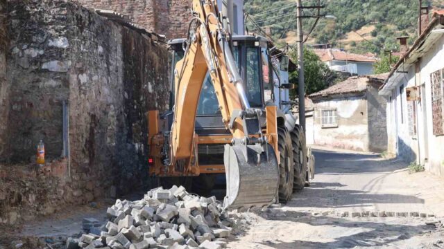 KOÇARLI BELEDİYESİ TARAFINDAN İLÇE GENELİNDE SÜRDÜRÜLEN YOL YENİLEME ÇALIŞMALARI KAPSAMINDA ORTA MAHALLE KOCABABA CADDESİ’NDE YÜRÜTÜLEN ÇALIŞMALAR DEVAM EDİYOR.