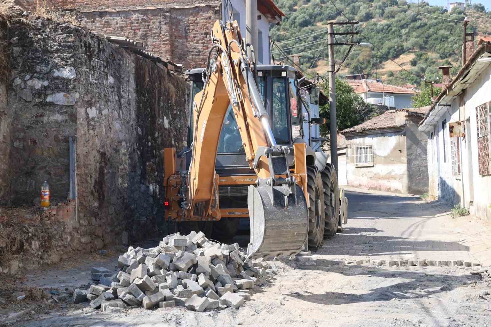 Koçarlı’da yol yenileme çalışmaları sürüyor