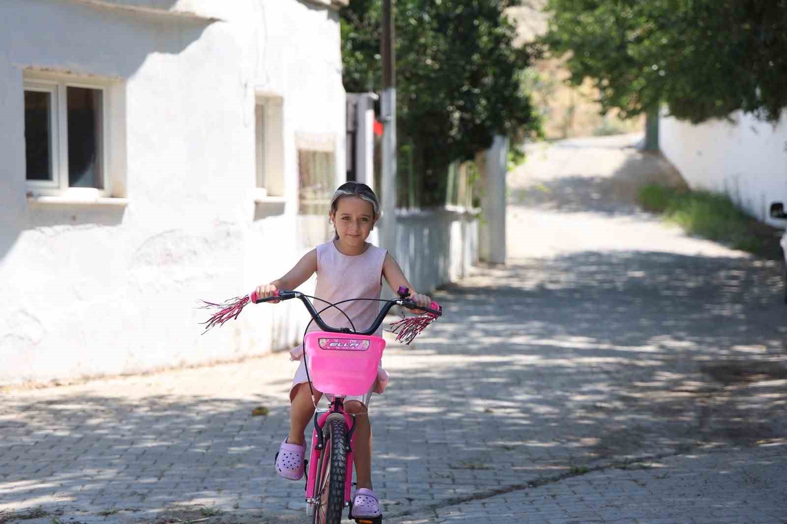Başkan Çerçioğlu, yangında bisikleti yanan Hazal’ın yüzünü güldürdü