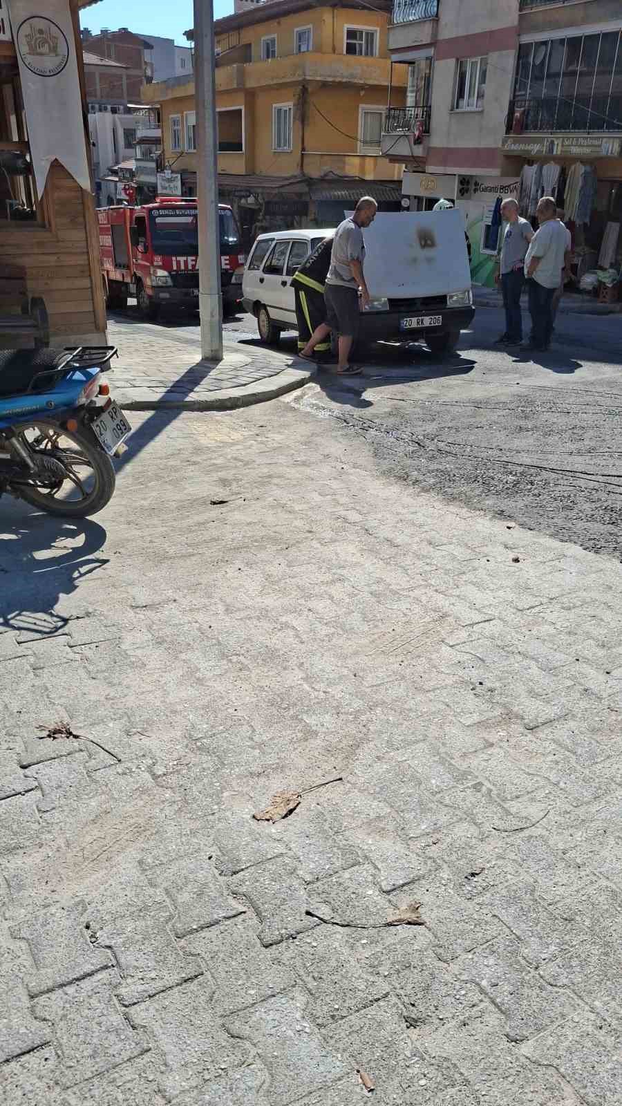 Denizli’de hareket halindeki otomobil alev aldı