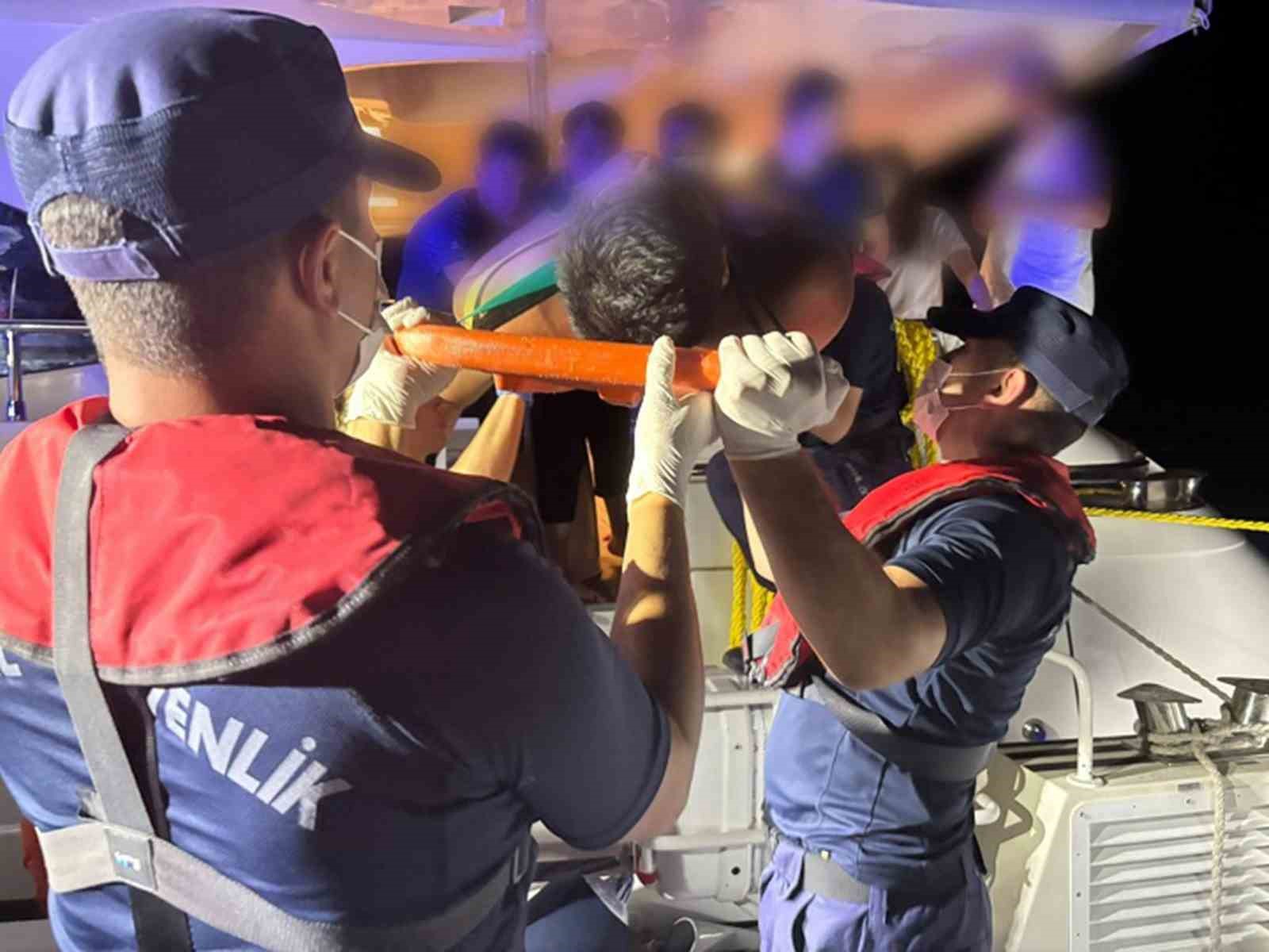 Özel teknede rahatsızlanan vatandaşa Sahil Güvenlikten tıbbi tahliye